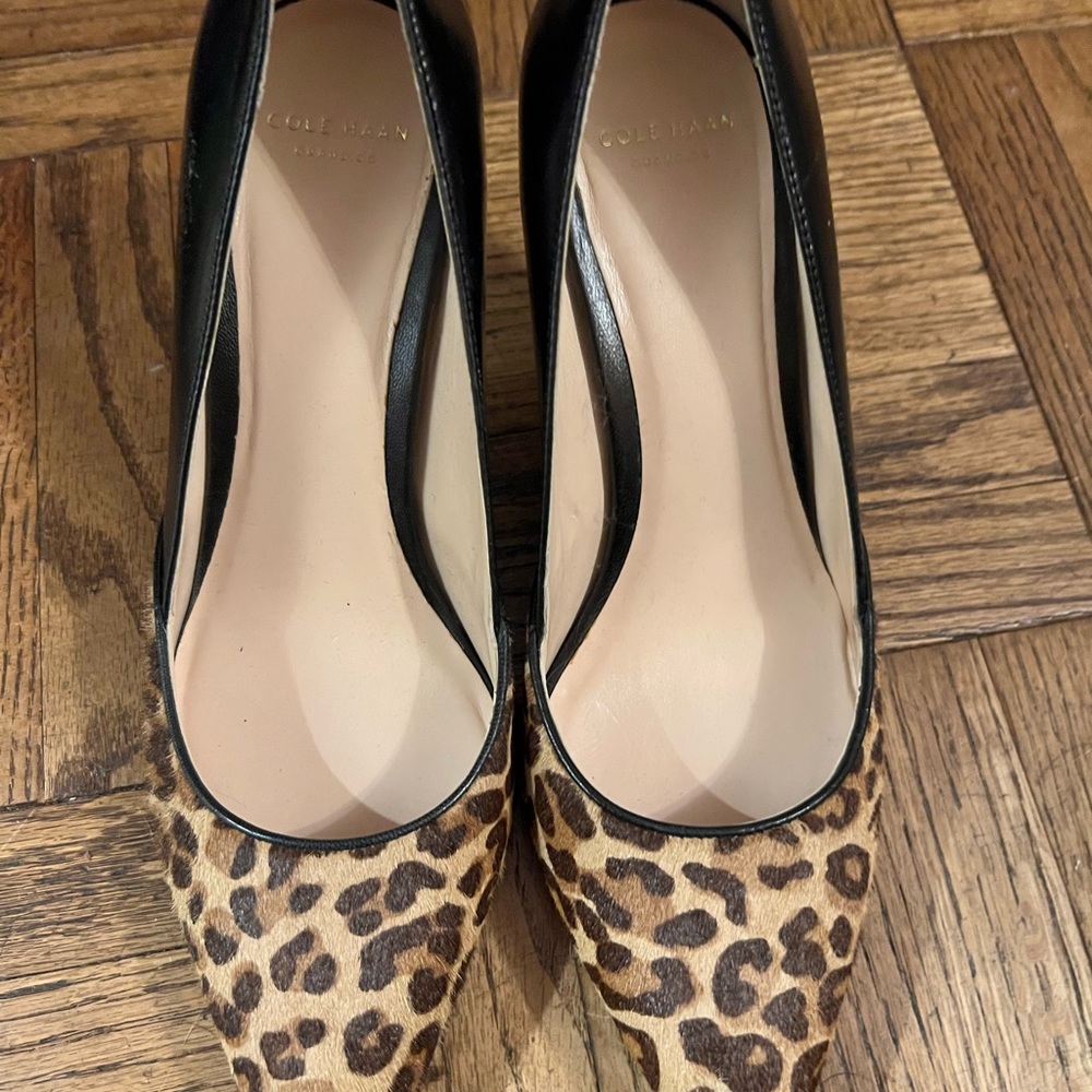 Black and leopard calf skin women's pumps. Size 7.